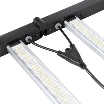 Detailansicht der LUMii Black LED 720W Growlampe mit Kabelanschluss und hochwertigen LED-Leisten für optimales Pflanzenwachstum.