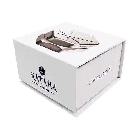 Happease Katana Grinder – Silber Edition | Schärfe in Reinform - cannadelic
